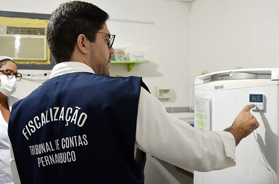 Servidor do TCE-PE realiza a fiscalização do PNI. Foto: Marília Auto.