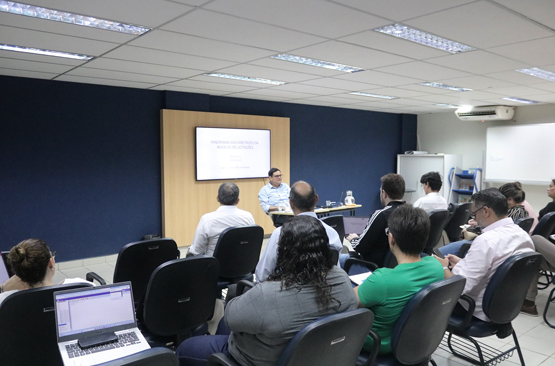 Conselheiro substituto realiza aula no curso de pós-graduação da Escola de Contas. Foto: Ailton Pedroza