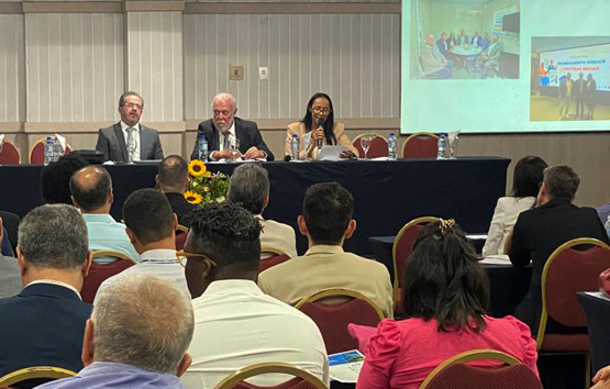 Conselheiro Valdecir Pascoal realiza palestra. Imagem: Cortesia/TCM-BA