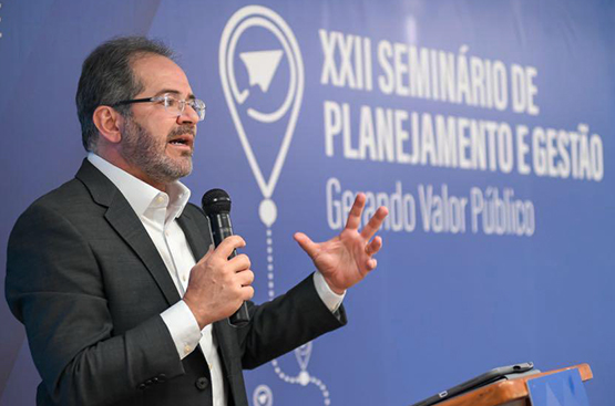 Conselheiro Valdecir Pascoal realiza palestra. Foto: Alysson Maria.