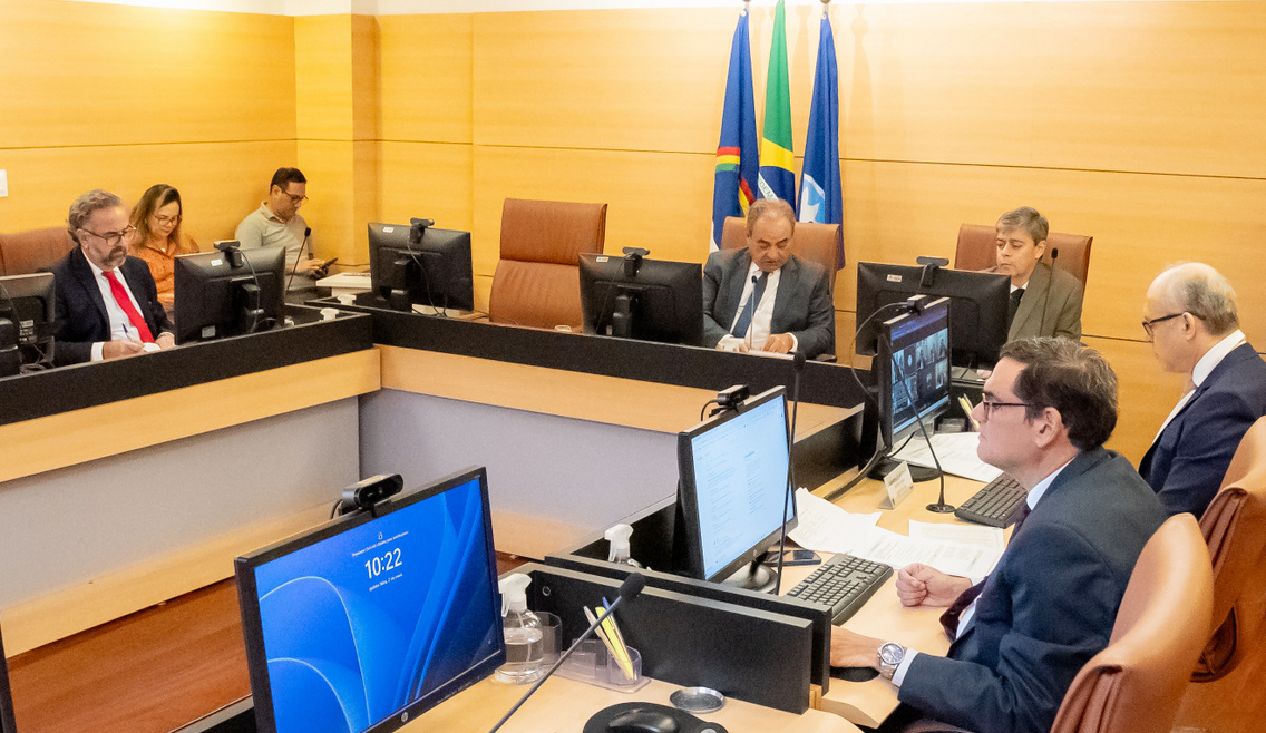 Conselheiro Marcos Loreto vota na sessão da Segunda Câmara