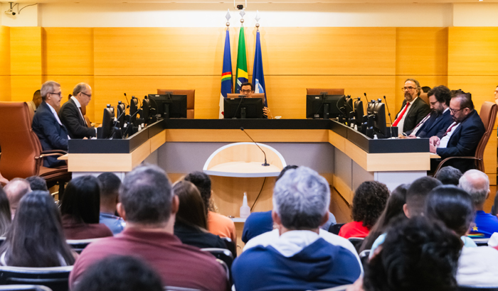 Imagem do Pleno do Tribunal de Contas. Em destaque o conselheiro Carlos Neves