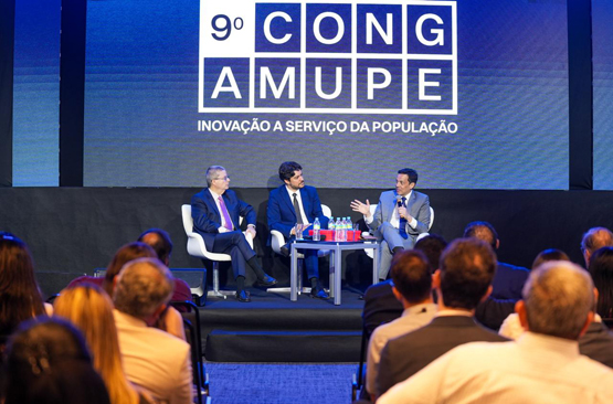 Conselheiro Carlos Neves participa de debate em Congresso da Amupe. Foto: Alysson Maria