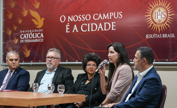 Tassylla Lins, representa o TCE-PE em lançamento do “Guia Prático de Criação e Gestão de Conselhos Municipais dos Direitos da Pessoa Idosa para Conselheiros e Promotores de Justiça”