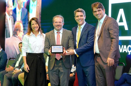conselheiro Valdecir Pascoal é homenageado em congresso da Amupe