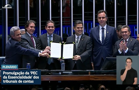 Congresso Nacional aprova a PEC da Essencialidade. Imagem: Divulgação/YTtvsenado Membros do Congresso Nacional aprovam a PEC da Essencialidade.