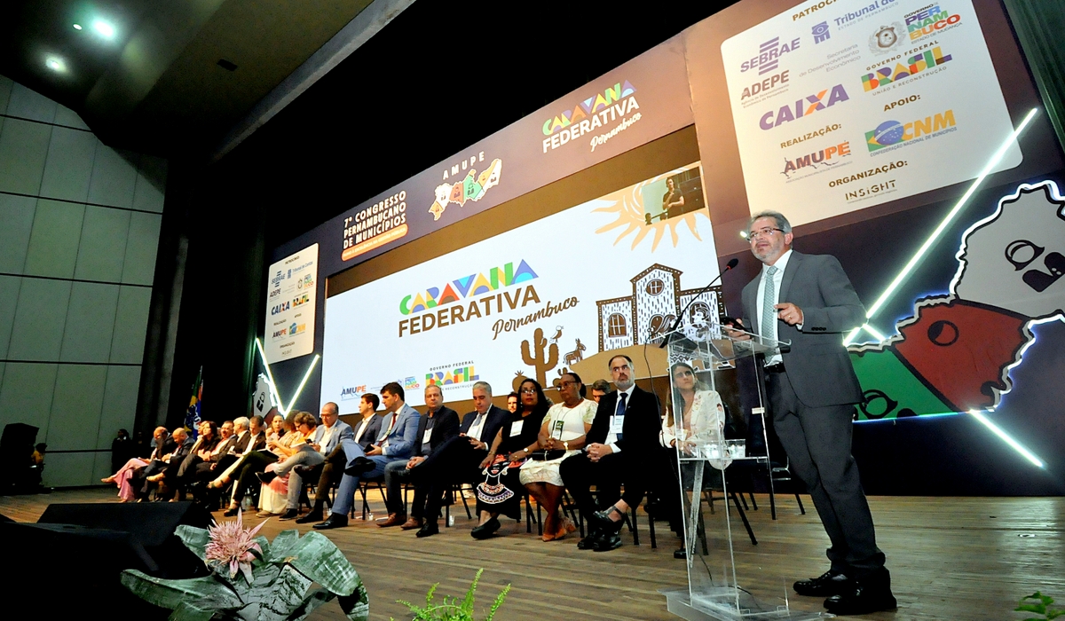 Foto do conselheiro Valdecir Pascoal discursando na abertura do congresso da AMUPE. 