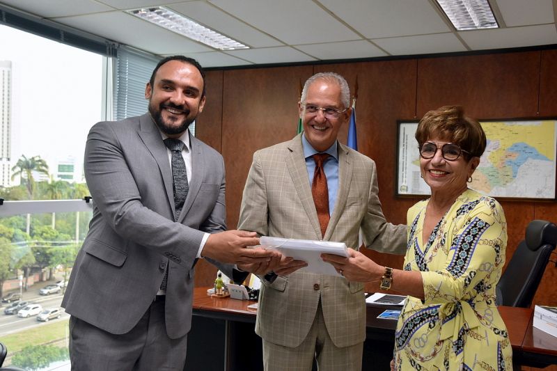 Procurador-geral em exercício do Ministério Público de Contas de Pernambuco (MPC-PE), Ricardo Alexandre, desembargador André Guimarães e Conselheira Teresa Duere, junto com o 