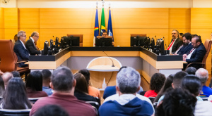 Imagem do Pleno do Tribunal de Contas. Em destaque o conselheiro Carlos Neves